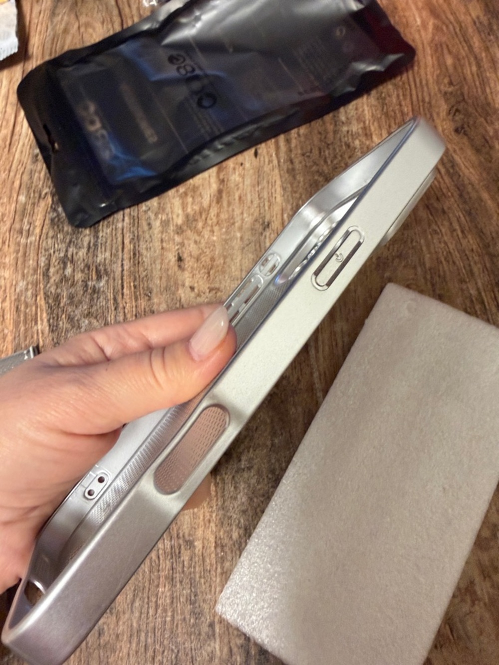 Iphone 17 Pro Max silver tone faux leather with wallet attachment, NEW - Picture 8 of 8